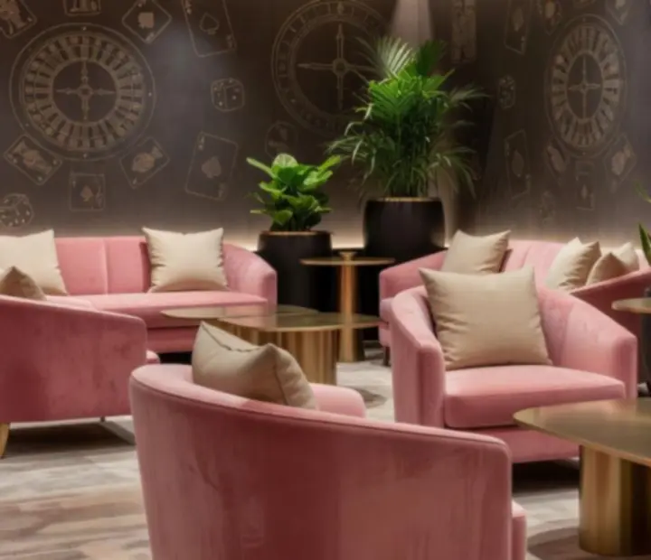 Moderan lounge interijer CeliaBet restorana s tirkiznim i champagne zlatnim detaljima.