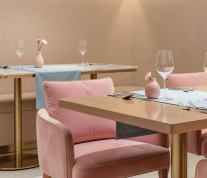 Detalj modernog interijera CeliaBet restorana s tirkiznim i zlatnim naglascima.